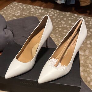 New Banana Republic White Pointed Toe Heels